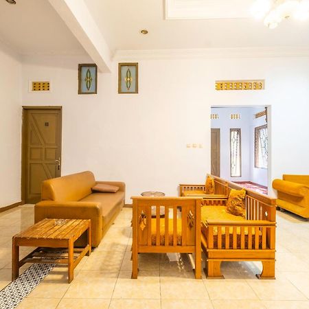 Spot On 2395 Hotel Aden 2 Syariah Тасікмалая Екстер'єр фото